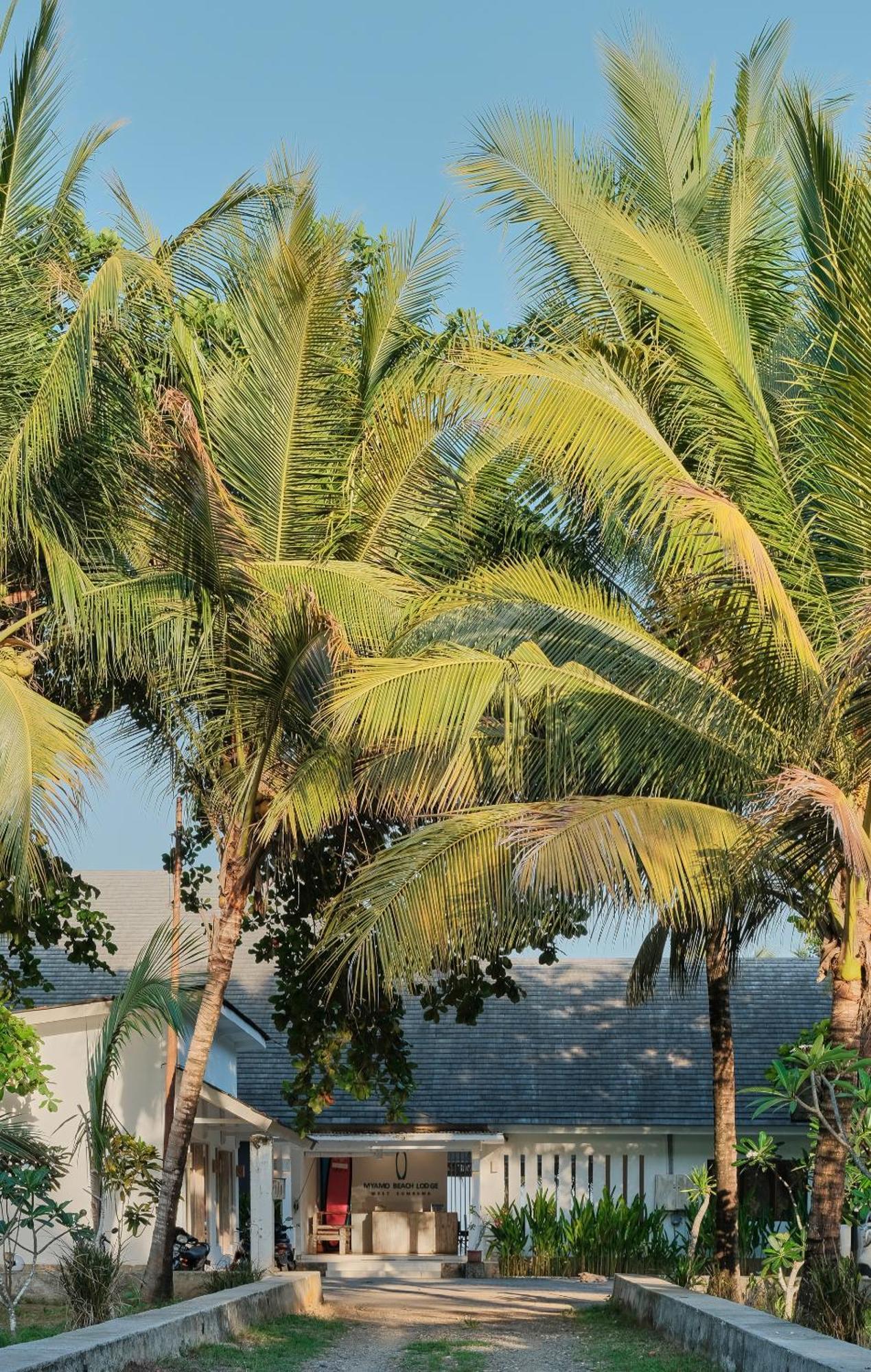 Myamo Beach Lodge Jereweh Bagian luar foto