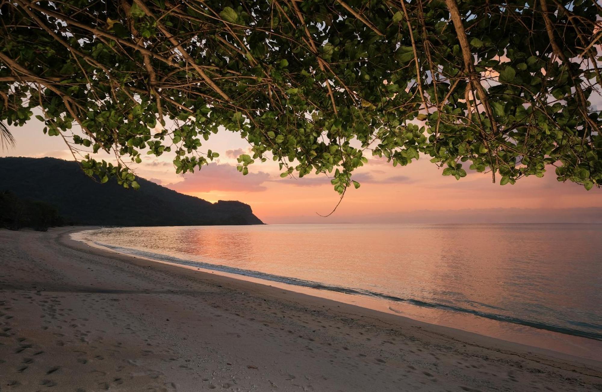Myamo Beach Lodge Jereweh Bagian luar foto