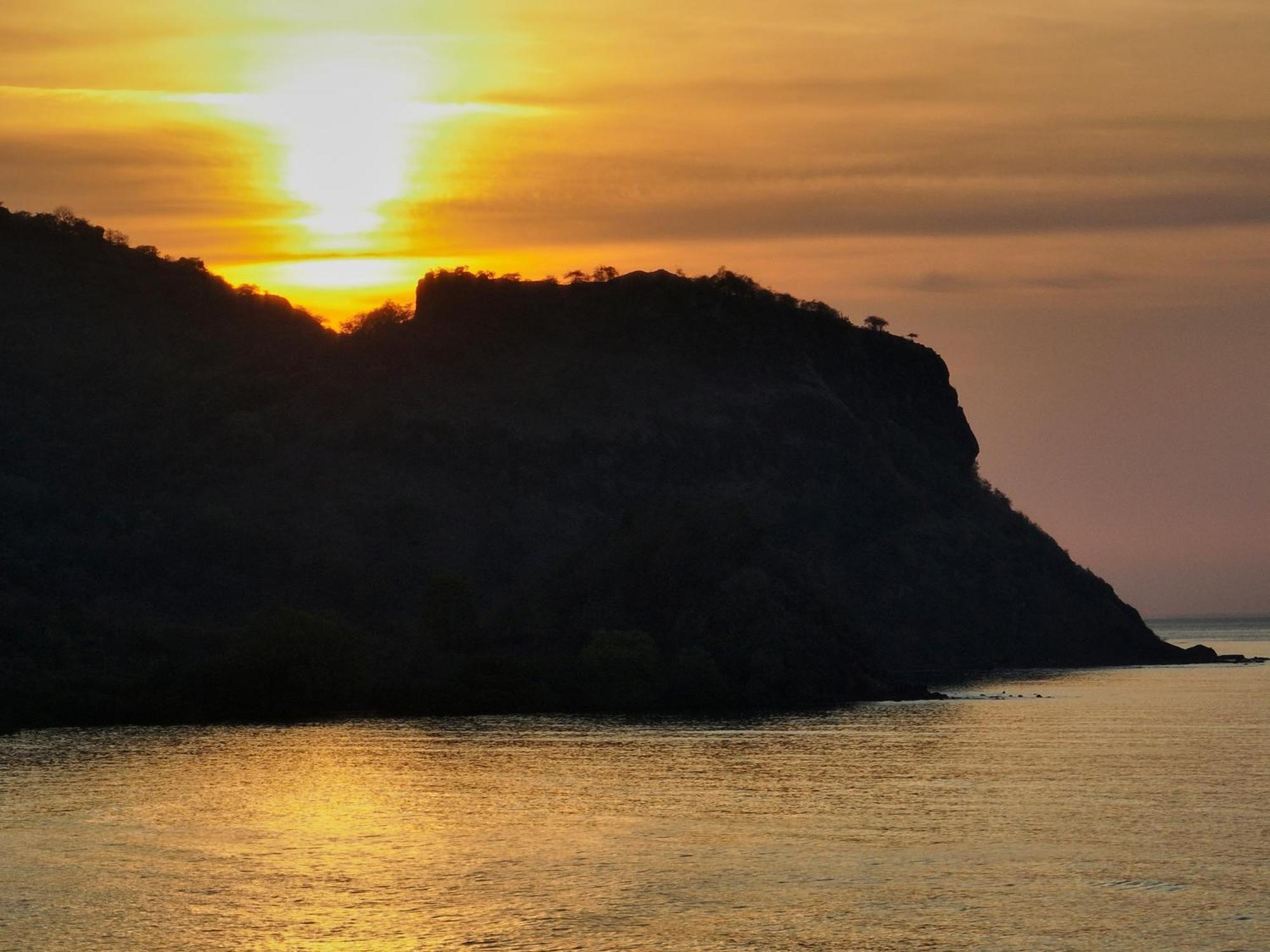 Myamo Beach Lodge Jereweh Bagian luar foto