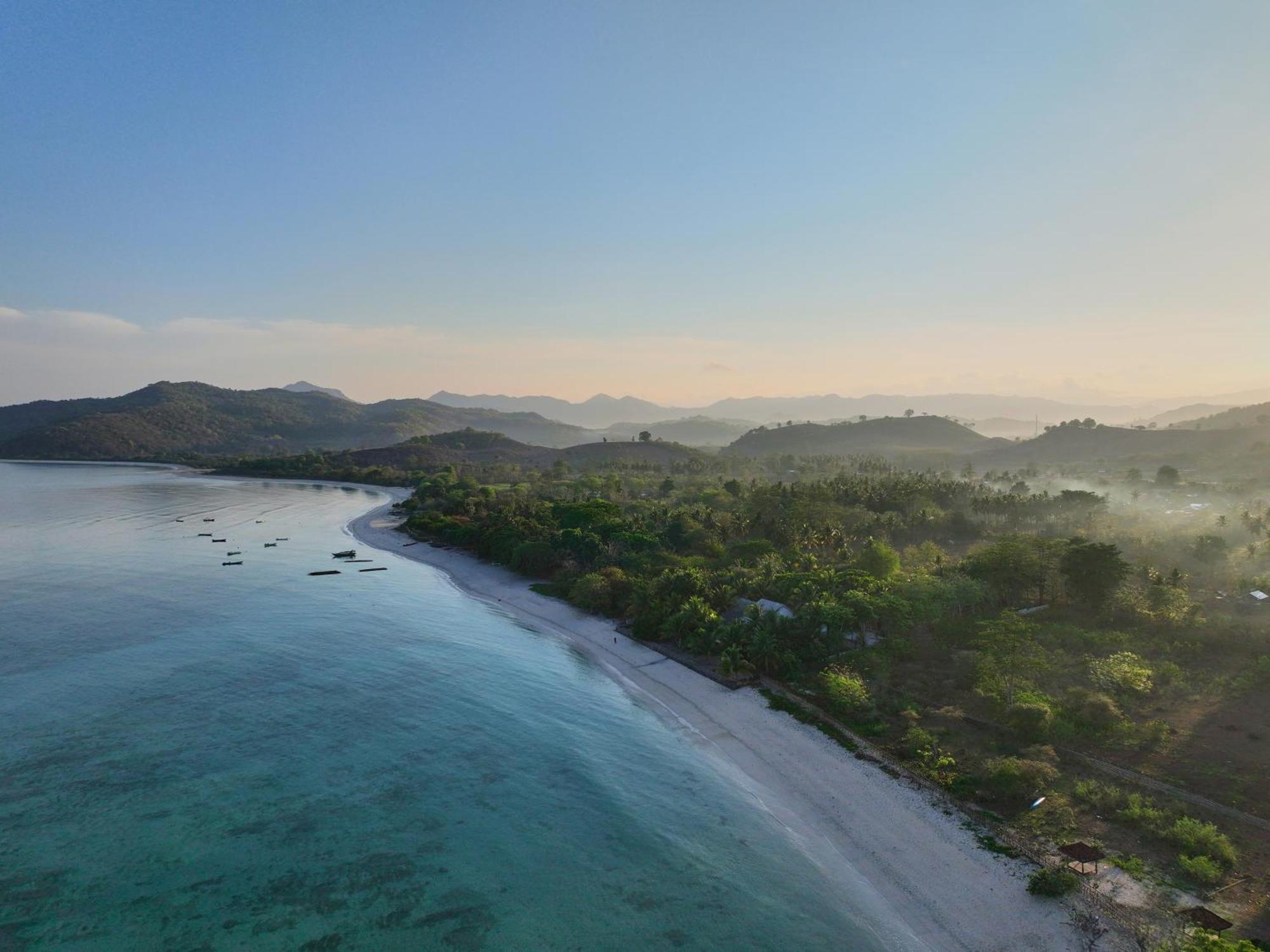 Myamo Beach Lodge Jereweh Bagian luar foto