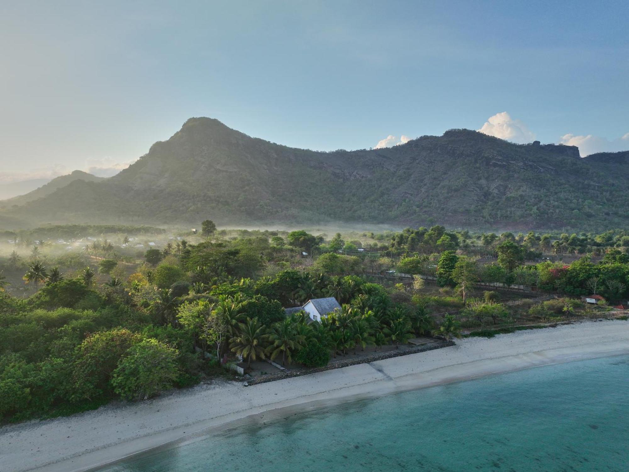 Myamo Beach Lodge Jereweh Bagian luar foto