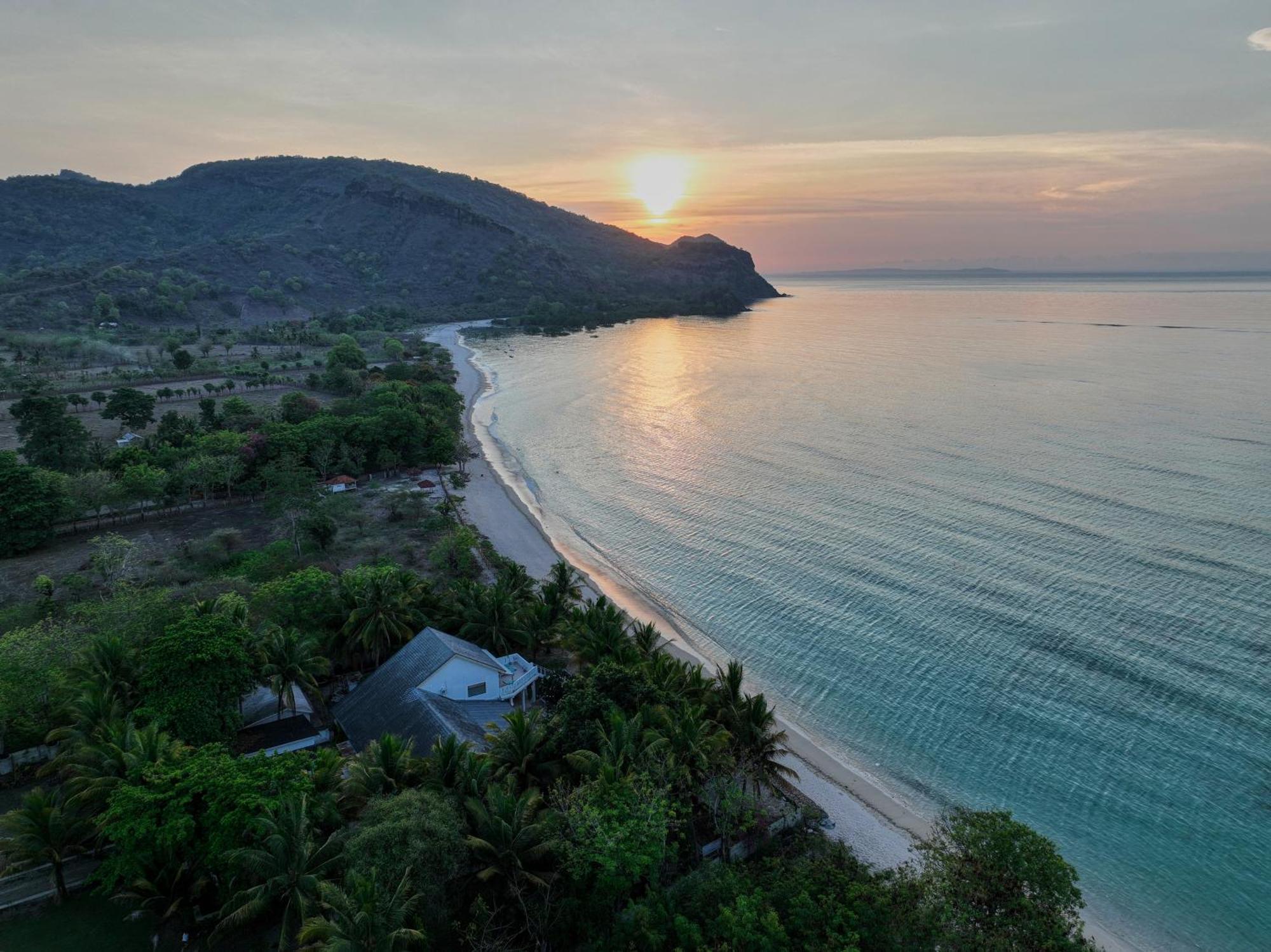 Myamo Beach Lodge Jereweh Bagian luar foto