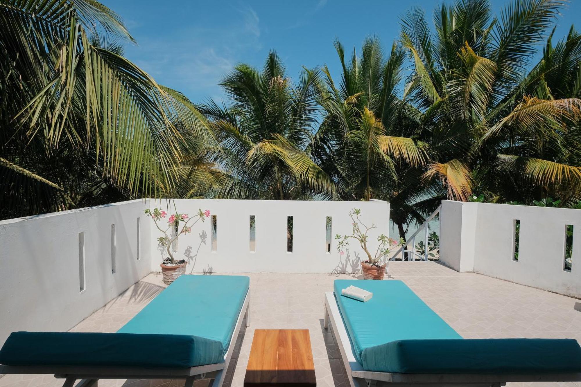 Myamo Beach Lodge Jereweh Bagian luar foto